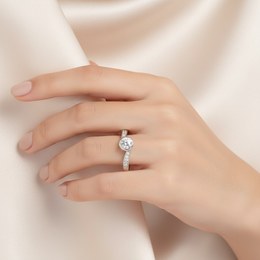 Zlatý prsten z bílého zlata