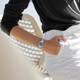 Bílé digitální hodiny s češtinou LAVVU MODIG řízené rádiovým signálem LCX0010