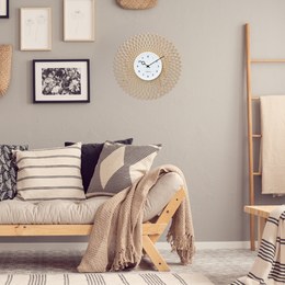 Bílé digitální hodiny s češtinou LAVVU MODIG řízené rádiovým signálem LCX0010