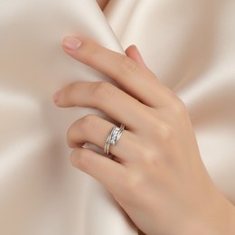 Zlatý prsten z bílého zlata se zirkony