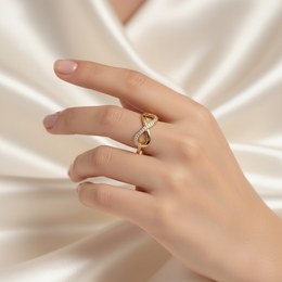 Zlatý prsten z bílého zlata se zirkonem