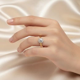 Zlatý prsten z bílého zlata se zirkonem