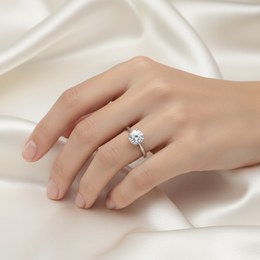 Zlatý prsten z bílého zlata se zirkonem