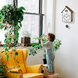 Bílé digitální hodiny s češtinou LAVVU MODIG řízené rádiovým signálem LCX0010