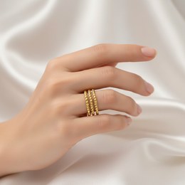 Zlatý prsten se zirkony