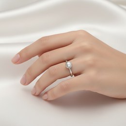 Zlatý prsten z bílého zlata se zirkonem