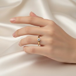 Zlatý prsten z bílého zlata se zirkony