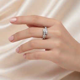 Zlatý prsten z bílého zlata se zirkony