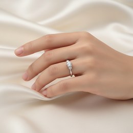 Zlatý prsten se zirkony