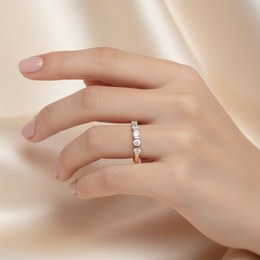 Zlatý prsten z bílého zlata se zirkony