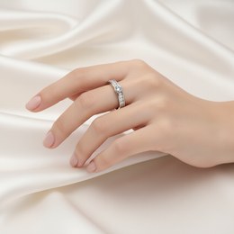 Zlatý prsten z bílého zlata se zirkony