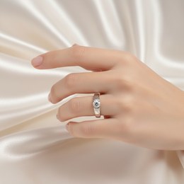 Zlatý prsten z bílého zlata se zirkony