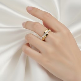 Zlatý prsten z bílého zlata