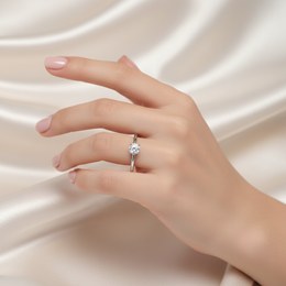 Zlatý prsten z bílého zlata se zirkonem