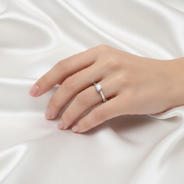 Zlatý prsten z bílého zlata se zirkonem