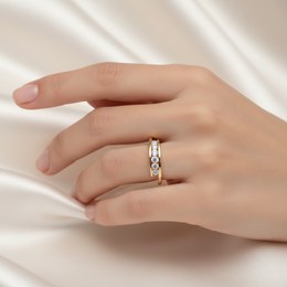 Zlatý prsten se zirkony