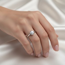 Zlatý prsten se zirkony