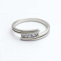 Zlatý prsten z bílého zlata se zirkony