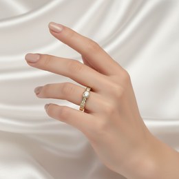 Zlatý prsten z bílého zlata se zirkony