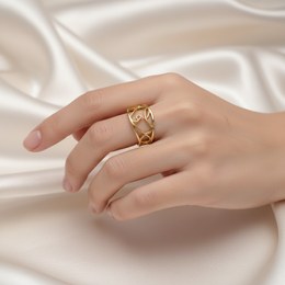 Zlatý prsten s ozdobným výřezem