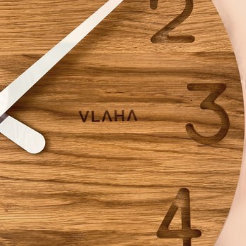 Dubové hodiny VLAHA VCT1131 vyrobené v Čechách se stříbrnými ručičkami