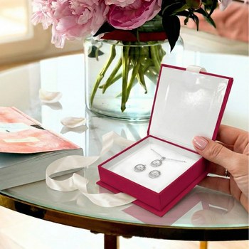 MINET Tmavě růžová magnetická krabička na šperky s béžovou stuhou - 8 x 8 x 2,5 cm