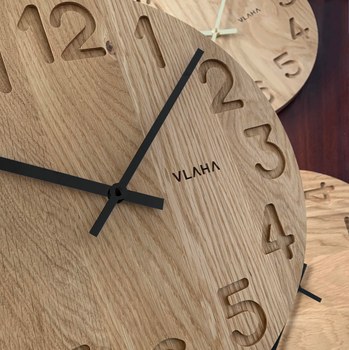 VLAHA Dřevěné hodiny OAK vyrobené v Čechách s černými ručkami ⌀34cm