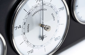Fischer 9103S-06 - Barometr s teploměrem a vlhkoměrem na dřevěné podložce