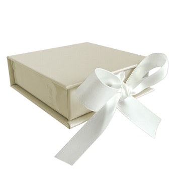 MINET Béžová magnetická krabička na šperky s bílou stuhou - 8 x 8 x 2,5 cm
