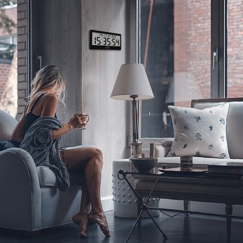 Černé digitální hodiny s češtinou LAVVU MODIG řízené rádiovým signálem LCX0011