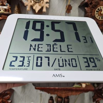 JVD RB9412.2 - Velké hodiny řízené signálem s názvem dne v češtině a venkovní teplotou