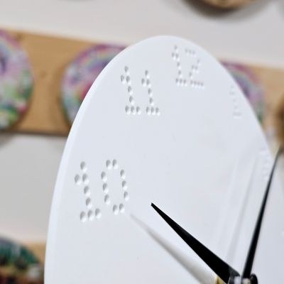 KUBRi 0183A - Luxusní dubové hodiny s epoxidovými doplňky