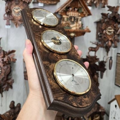 Barometr s teploměrem a vlhkoměrem na dřevěné podložce B203057