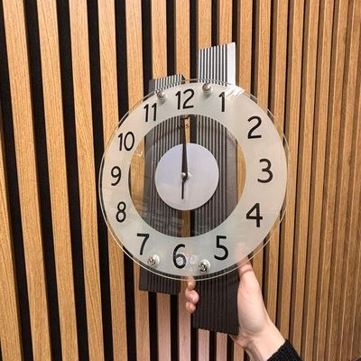 KUBRi 0097 - dubové hodiny české výroby o průměru 44 cm