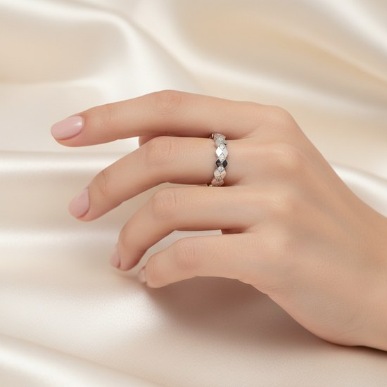 Zlatý prsten z bílého zlata se zirkony