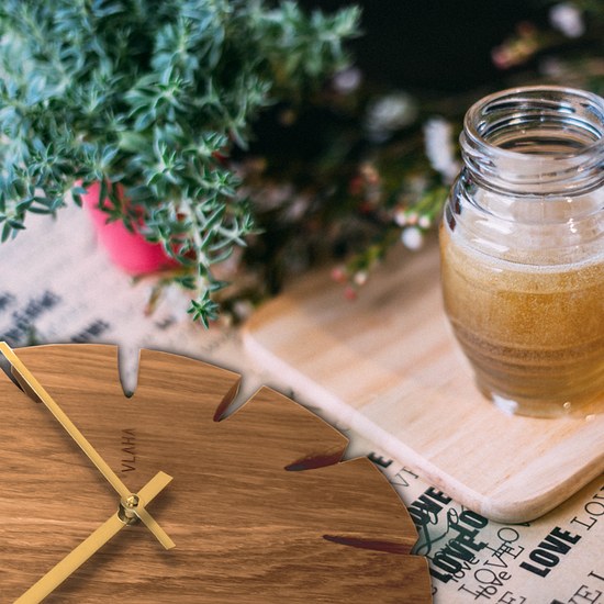 Dubové hodiny VLAHA VCT1013 vyrobené v Čechách se zlatými ručičkami