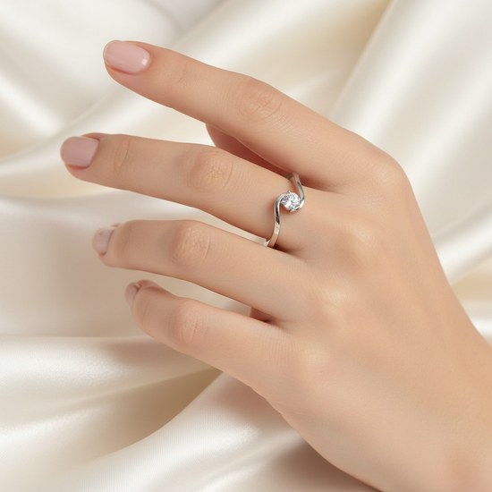 Zlatý prsten z bílého zlata se zirkonem