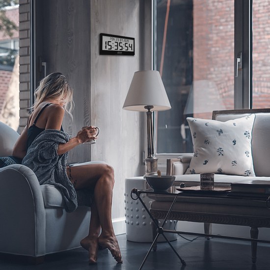 Černé digitální hodiny s češtinou LAVVU MODIG řízené rádiovým signálem LCX0011