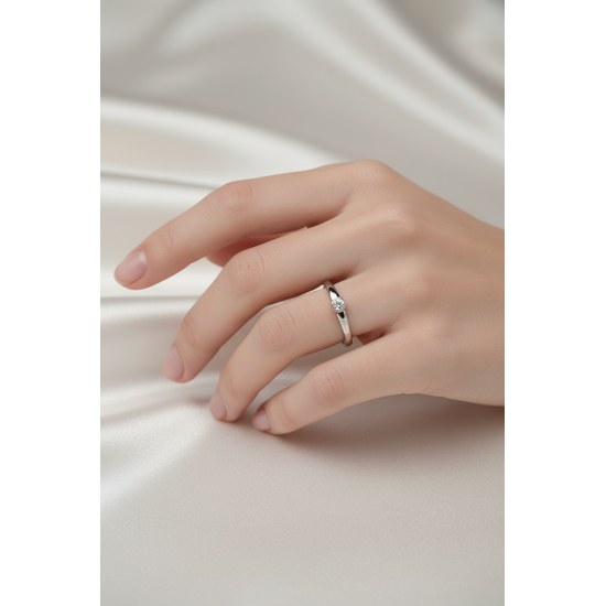 Zlatý 585/1000 prsten z bílého zlata s briliantem 396.3120 0,03ct