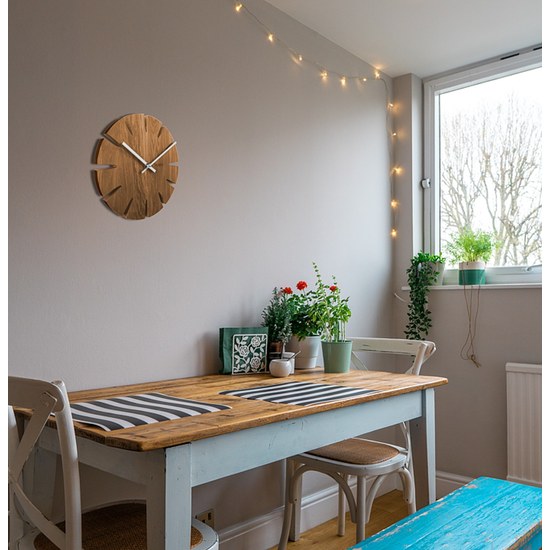 Dubové hodiny VLAHA VCT1014 vyrobené v Čechách se stříbrnými ručičkami