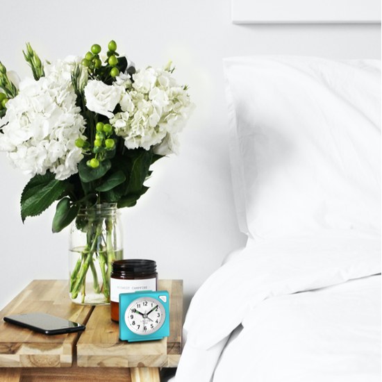 LAVVU Světle modrý budík SWEEP s plynulým chodem LAS3043