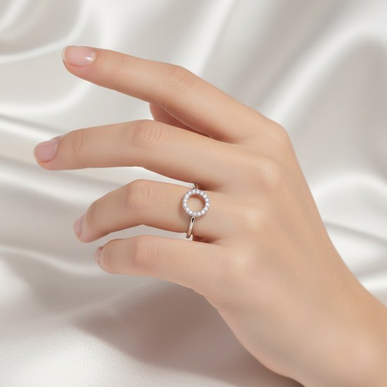 Zlatý prsten z bílého zlata se zirkony