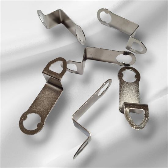 Kovový závěs HRC na hodinové strojky řízené signálem