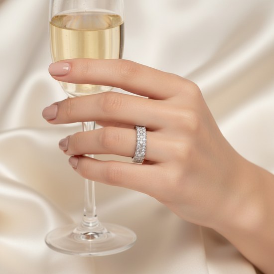 Zlatý prsten z bílého zlata se zirkony