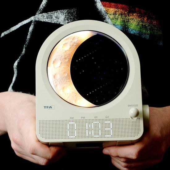 TFA 60.2053.15 - světelný budík měsíc a meteory s melodickým buzením a noha dalšími funkcemi