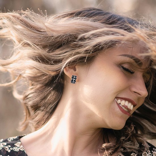 MINET Černé rozkvetlé stříbrné náušnice FLOWERS se zirkony