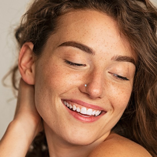 MINET Stříbrný piercing do nosu s bílým zirkonem