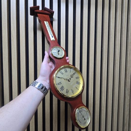 Barometr s teploměrem vlhkoměrem a hodinami na dřevěné podložce B204983