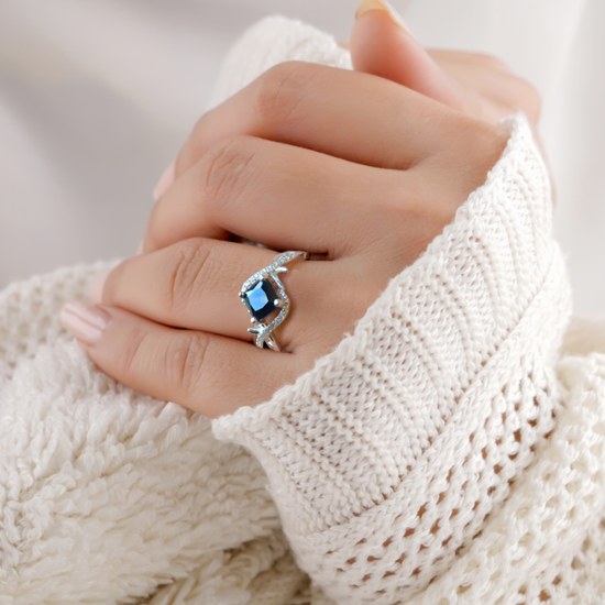 MINET Křížený stříbrný prsten s černým zirkonem vel. 56