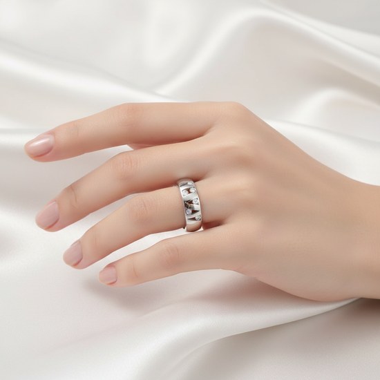 Zlatý prsten z bílého zlata se zirkony